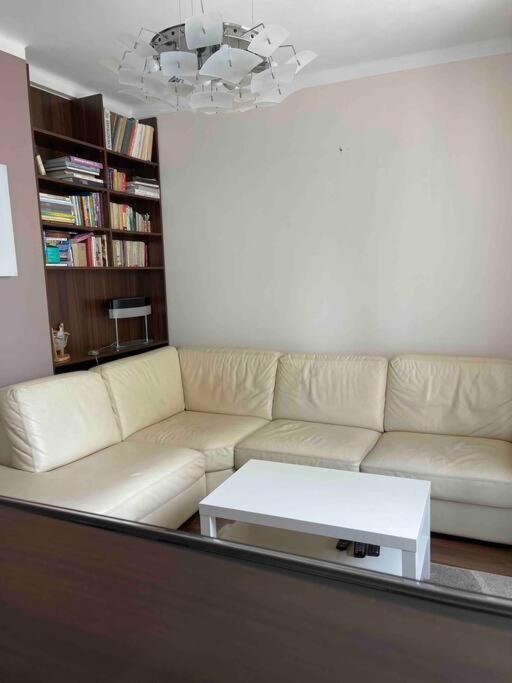 Priestranny 3 Izb. Apartman V Centre S Parkovanim. บันสกาบิสตรีตซา ภายนอก รูปภาพ