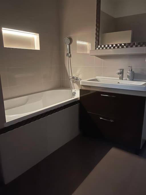Priestranny 3 Izb. Apartman V Centre S Parkovanim. บันสกาบิสตรีตซา ภายนอก รูปภาพ