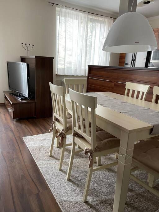 Priestranny 3 Izb. Apartman V Centre S Parkovanim. บันสกาบิสตรีตซา ภายนอก รูปภาพ