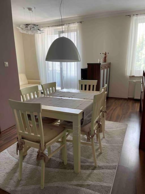 Priestranny 3 Izb. Apartman V Centre S Parkovanim. บันสกาบิสตรีตซา ภายนอก รูปภาพ