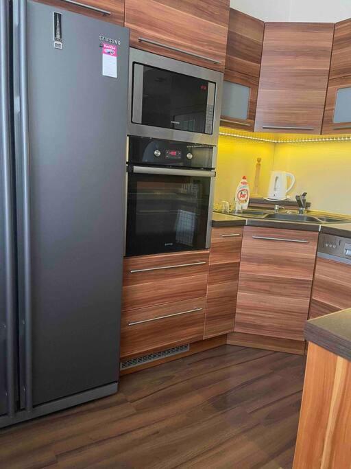 Priestranny 3 Izb. Apartman V Centre S Parkovanim. บันสกาบิสตรีตซา ภายนอก รูปภาพ